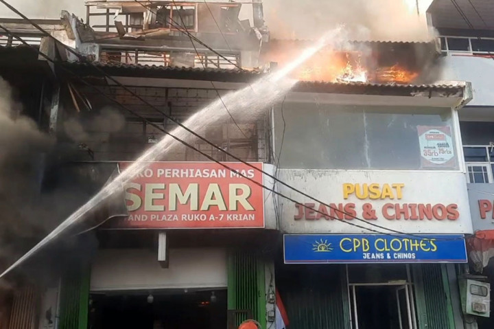 Kebakaran menimpa Pasar Induk Krian di Kecamatan Krian, Kabupaten Sidoarjo, Jawa Timur, Selasa, 20 Agustus 2024. Puluhan kios dan lapak pedagang ludes dilalap api, termasuk toko perhiasan emas halaman depan pasar.