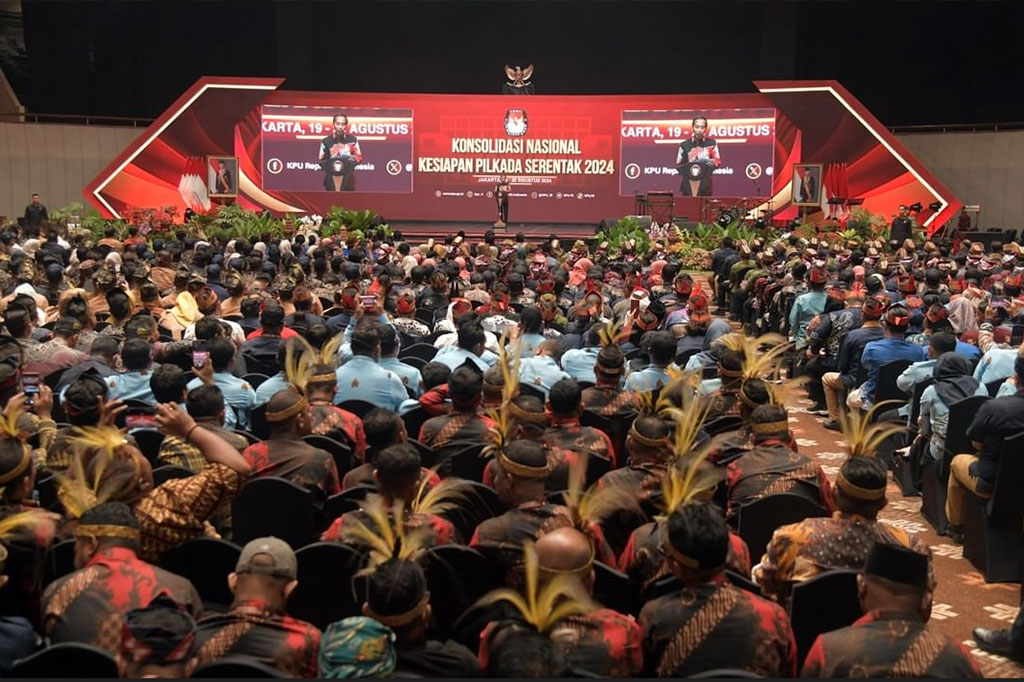 Jokowi menegaskan kepada jajarannya bahwa dirinya tidak akan menghadiri acara rapat konsolidasi nasional KPU jika belum menandatangani kenaikan tunjangan insentif anggota KPU.