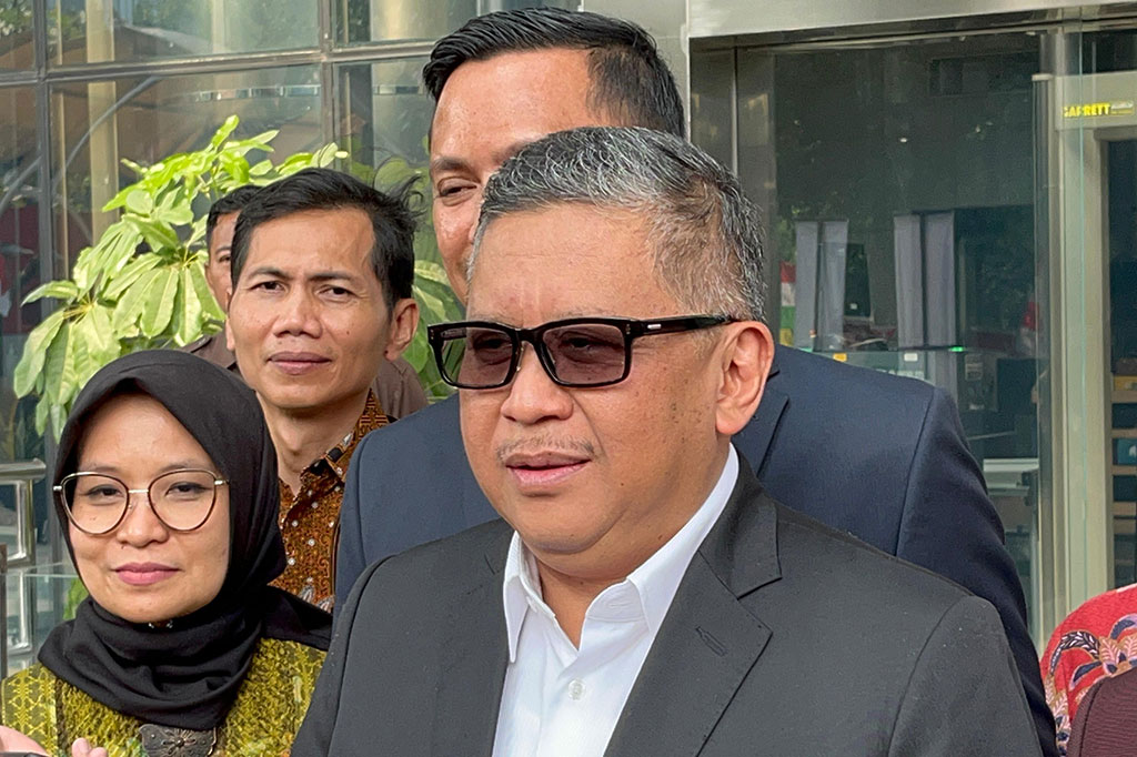 “Prinsipnya salah satunya mengapa nomor telpon saya ada di tempat Pak Harno yang di kemudian hari itu menjadi tersangka (terdakwa Harno),” kata Hasto di Gedung Merah Putih KPK, Jakarta Selatan.