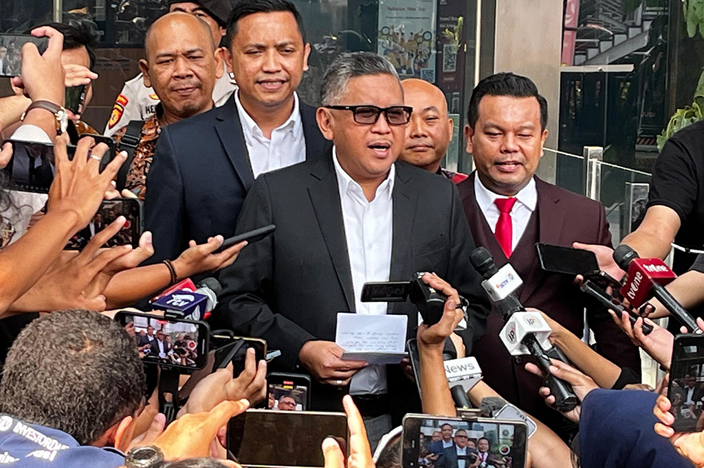Menurutnya, penyidik juga menanyakan soal kemungkinan adanya perintah Hasto untuk pengurusan proyek tertentu. Di depan penyidik, Hasto mengeklaim membantah pernah melakukan hal tersebut.