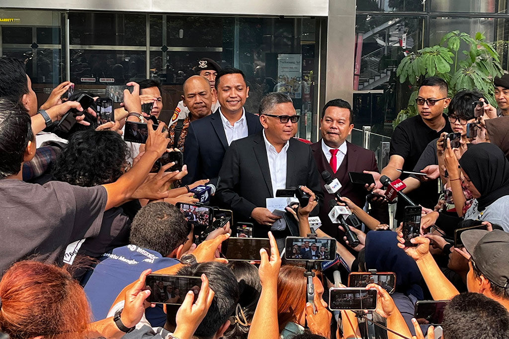 Dia juga membantah mengenal terdakwa maupun tersangka kasus suap pengadaan dan pemeliharaan jalur kereta di Ditjen Perkeretaapian, Kemenhub, ini. Hasto juga membantah pernah pertemuan dengan salah satu pihak berperkara.