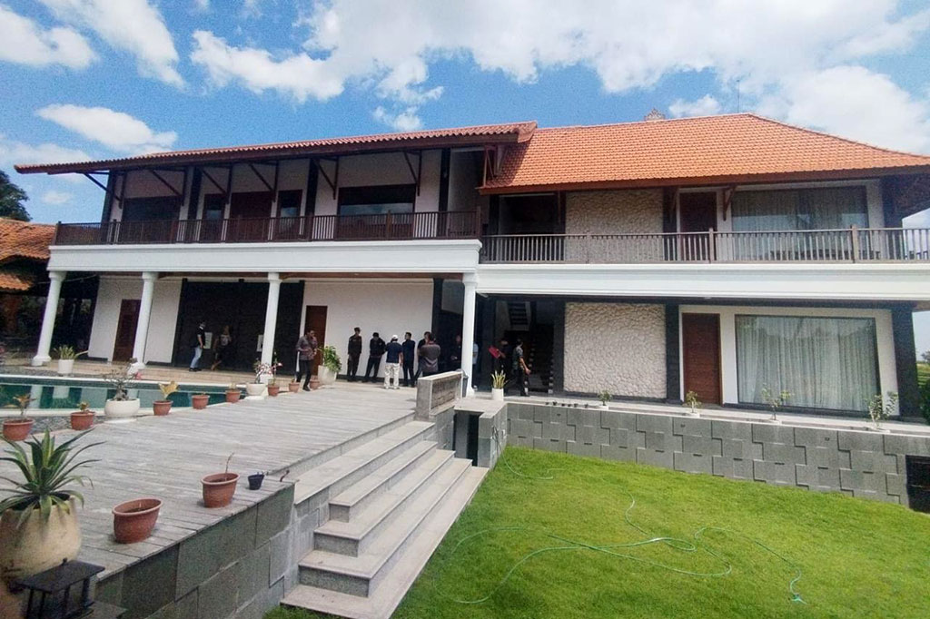 Mulanya Kejagung melakukan penelusuran aset milik tersangka Helena dan atau pihak terafiliasi dalam perkara dugaan korupsi timah. Tim menemukan satu unit villa yang dibangun di atas tanah seluas 1.800 meter persegi dengan estimasi saat ini bernilai Rp20 miliar. 