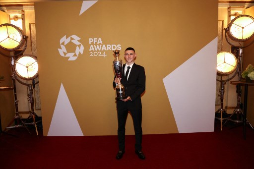 Pemain berusia 24 tahun itu tampil brilian sepanjang musim 2023/24, dengan mengemas 27 gol dan 12 assist untuk Manchester City di semua kompetisi. Foden juga pernah dua kali secara beruntun meraih penghargaan Pemain Muda Terbaik versi PFA yaitu pada 2020/21 dan 2021/22.