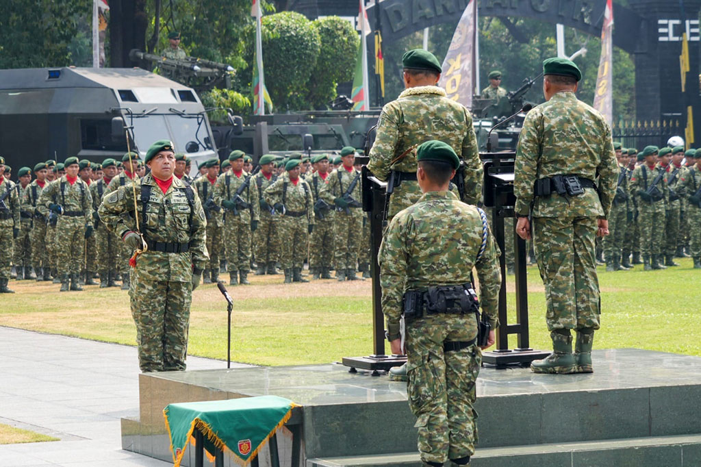 Kepala Staf Angkatan Darat (KSAD) Jenderal Maruli Simanjuntak memimpin serah terima jabatan Panglima Kostrad (Pangkostrad) dari Letjen Muhammad Saleh Mustafa kepada Mayjen Mohamad Hasan, di Aula Jenderal Besar A.H. Nasution, Markas Besar Angkatan Darat (Mabesad), Jakarta Pusat, Selasa, 20 Agustus 2024.