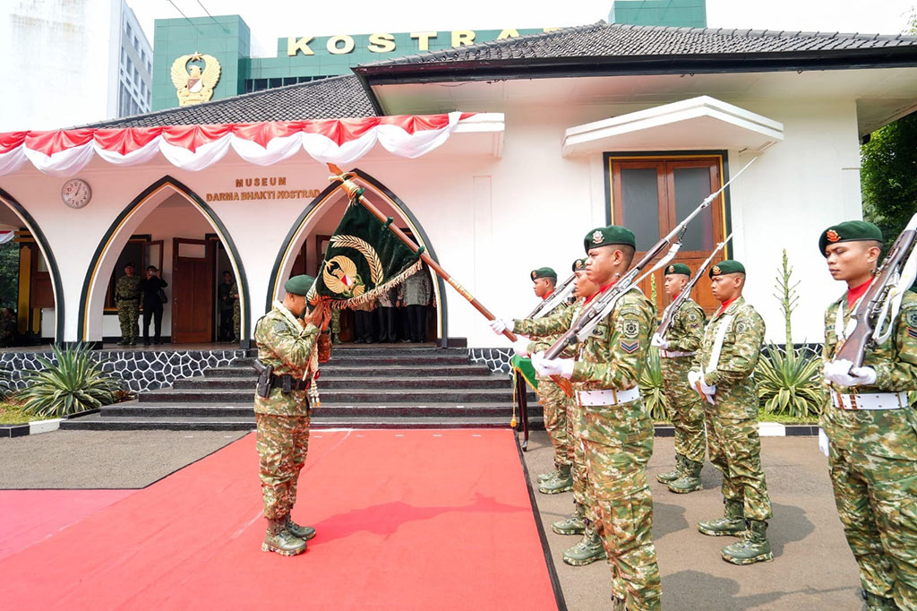 “Sehubungan dengan amanah yang diberikan oleh pimpinan TNI dan Kepala Staf Angkatan Darat kepada saya sebagai Pangkostrad yang baru, kiranya melalui kesempatan yang baik ini, saya mengharapkan dukungan dari semua unsur Kostrad untuk melaksanakan amanah ini,” pungkasnya.
