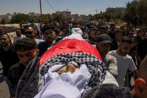 Kementerian Kesehatan Palestina mengumumkan, Selasa, 20 Agustus tengah malam, bahwa pemuda tersebut, Mahmoud Ibrahim Al-Hroub, 18, meninggal karena luka kritis yang dideritanya oleh pasukan Israel.