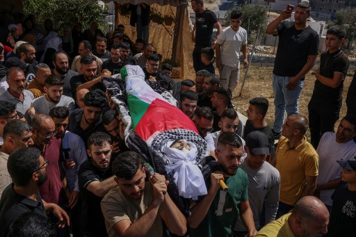 Pasukan pendudukan menembak tepat di mata Al-Hroub dengan peluru tajam. Peluru tersebut dilaporkan mengenai otak. Ia dilarikan ke rumah sakit dalam kondisi kritis, di mana ia meninggal karena luka-lukanya. 