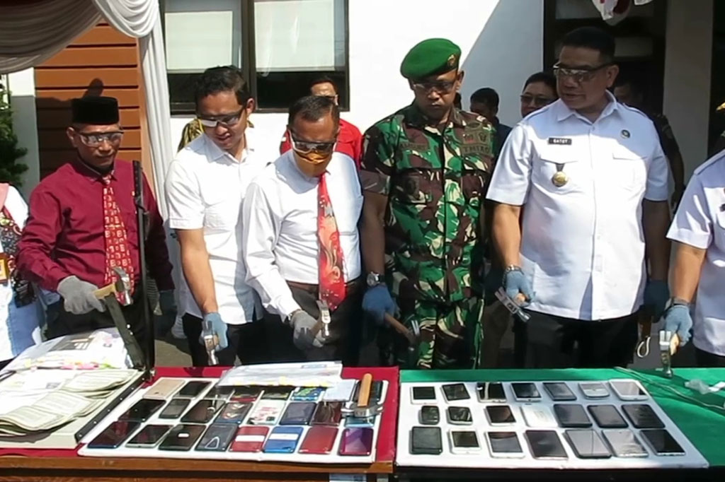 Kejari Sidoarjo memusnahkan barang bukti dari 291 perkara kejahatan periode Januari hingga Juli 2024 yang telah berkekuatan hukum tetap. Barang bukti yang dimusnahkan terdiri dari narkoba, handphone, senjata api jenis pistol, uang palsu, minuman alkohol dan sejumlah barang lainnya.