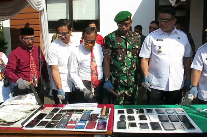 Kejari Sidoarjo memusnahkan barang bukti dari 291 perkara kejahatan periode Januari hingga Juli 2024 yang telah berkekuatan hukum tetap. Barang bukti yang dimusnahkan terdiri dari narkoba, handphone, senjata api jenis pistol, uang palsu, minuman alkohol dan sejumlah barang lainnya.