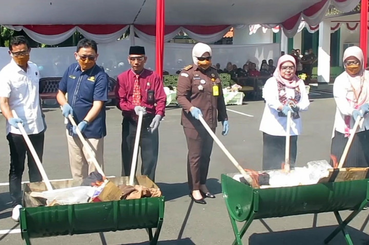 Berbagai barang bukti kejahatan itu dimusnahkan secara simbolis di halaman kantor Kejari Sidoarjo, Rabu (21/8). Pemusnahan barang bukti dilakukan dengan cara dibakar, diblender, hingga dipotong dengan mesin gerinda.