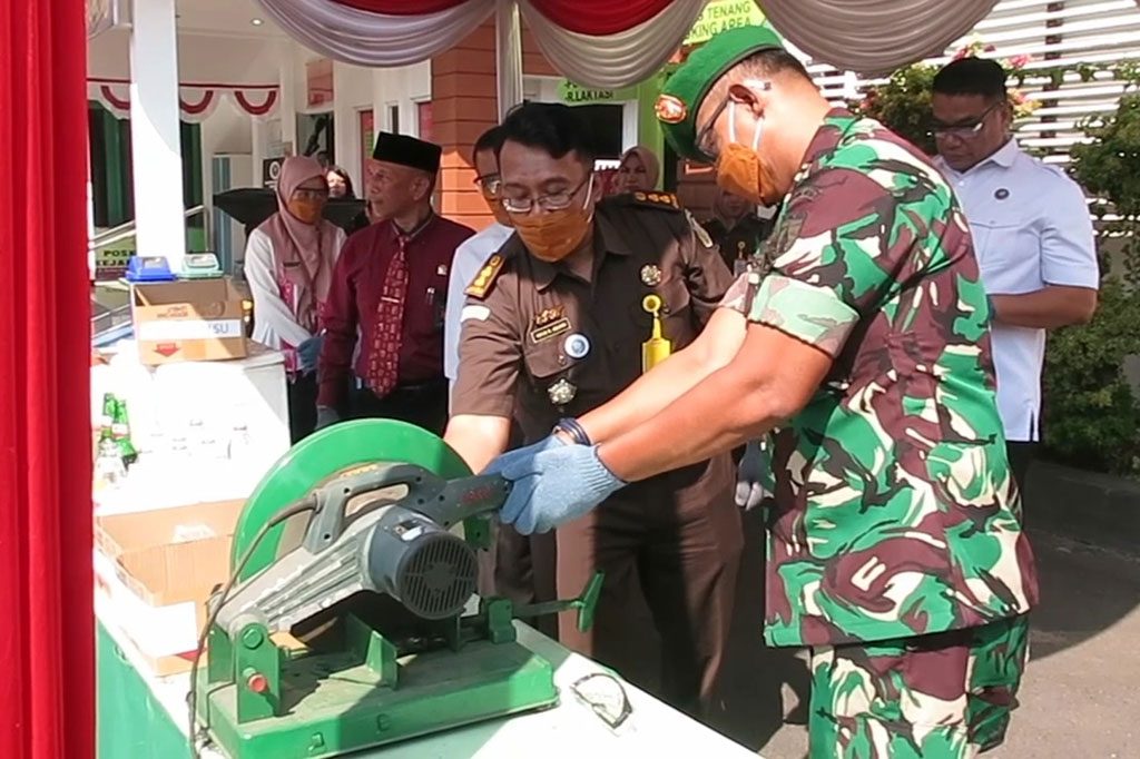 Khusus barang bukti senjata api jenis pistol, dimusnahkan dengan cara dipotong menggunakan mesin gerinda. Sementara barang bukti kejahatan lain dimusnahkan dengan cara dibakar.