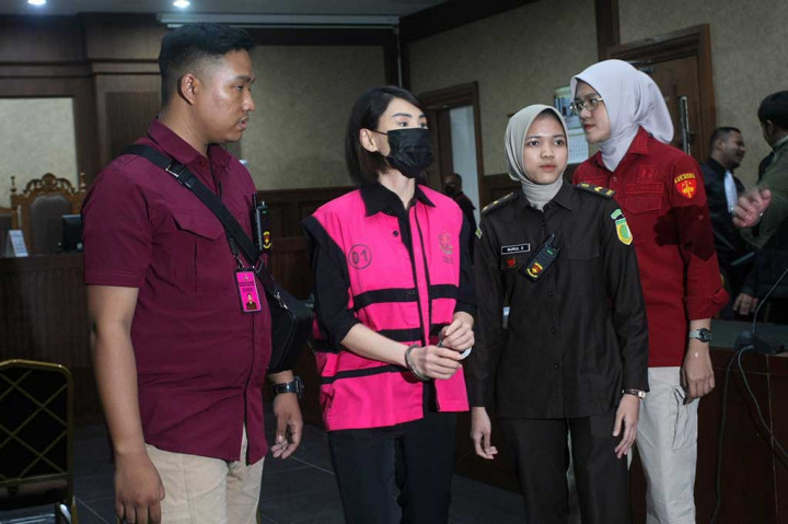 Helena, yang juga dikenal sebagai seorang crazy rich Pantai Indah Kapuk (PIK) atau orang superkaya di PIK, tiba di Pengadilan Tindak Pidana Korupsi (Tipikor) Jakarta, Rabu pukul 10.20 WIB, dengan mengenakan pakaian serbahitam dan rompi pink tahanan Kejagung.