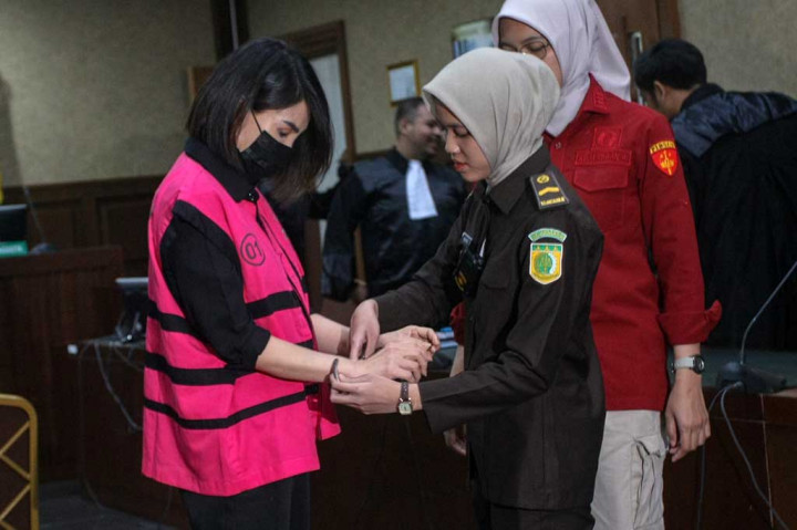 Helena langsung masuk dan duduk di Ruang Sidang Muhammad Hatta Ali untuk menunggu sidang dengan agenda pembacaan surat dakwaan oleh jaksa penuntut umum (JPU). Sidang dipimpin oleh Hakim Ketua Rianto Adam Pontoh didampingi oleh empat hakim anggota.