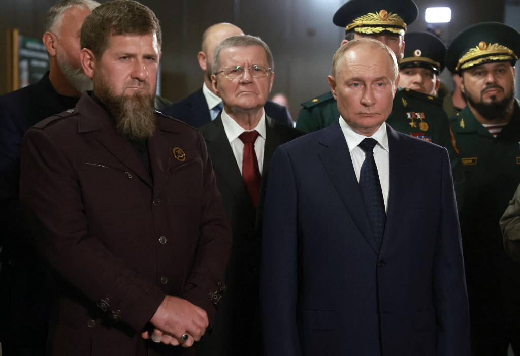 Presiden Rusia Vladimir Putin dan pemimpin Chechnya Ramzan Kadyrov memeriksa pasukan dan relawan Chechnya yang bersiap untuk melawan Ukraina. Ini adalah perjalanan pertama Putin dalam 13 tahun ke republik Kaukasus Utara tersebut.