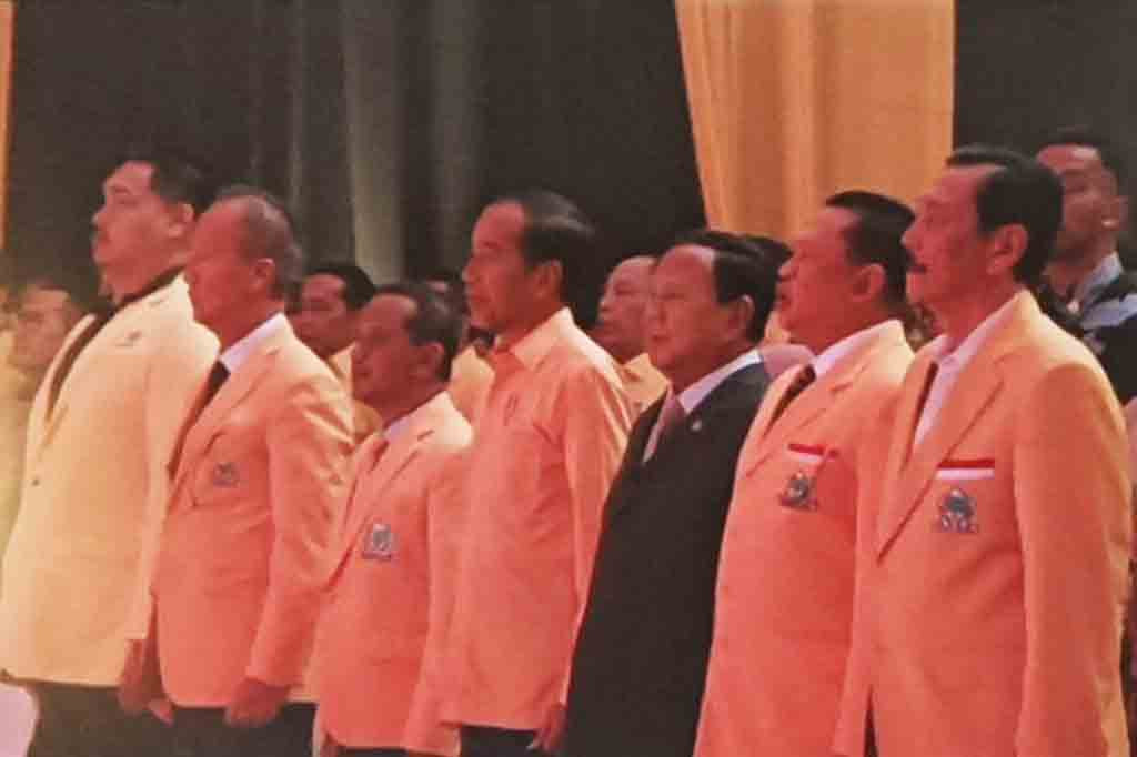 Jokowi didampingi dengan Ketua Umum Partai Golkar Bahlil Lahadalia pada momen itu. Dia datang tak lama setelah anaknya sekaligus Wakil Presiden (Wapres) terpilih periode 2024-2029, Gibran Rakabuming Raka.