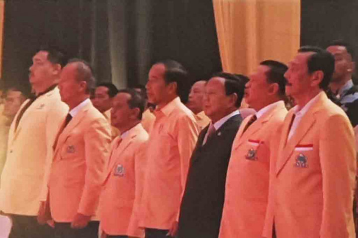 Jokowi didampingi dengan Ketua Umum Partai Golkar Bahlil Lahadalia pada momen itu. Dia datang tak lama setelah anaknya sekaligus Wakil Presiden (Wapres) terpilih periode 2024-2029, Gibran Rakabuming Raka.
