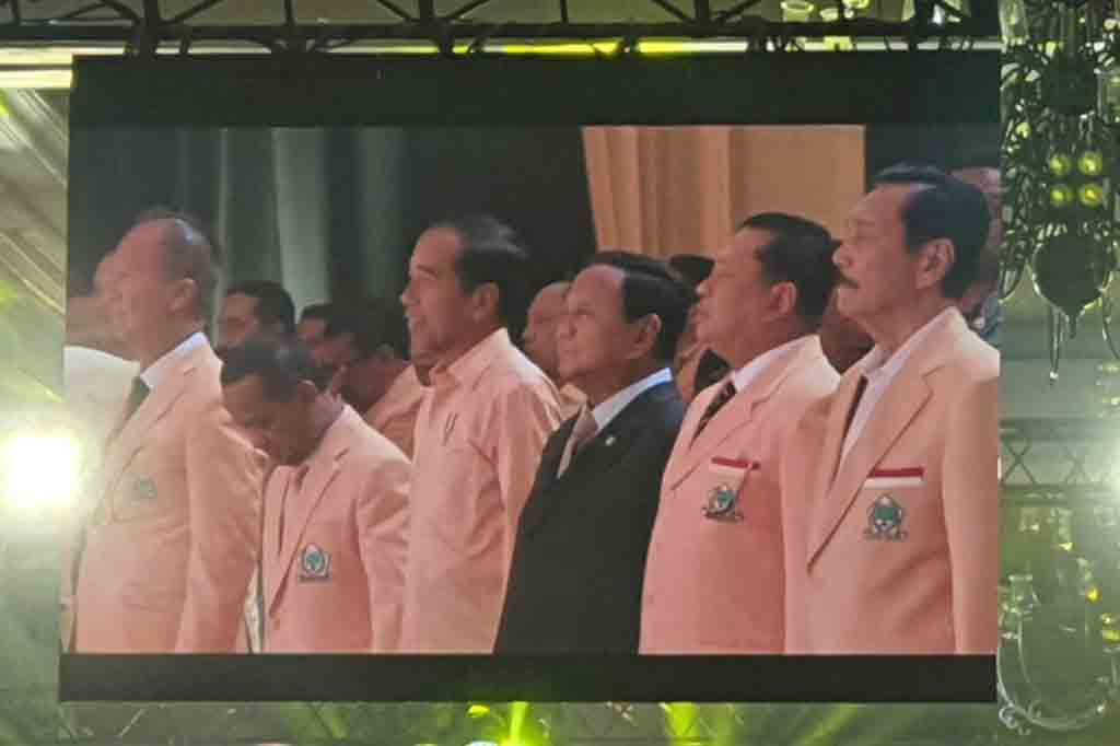 Pantauan Medcom.id, Jokowi masuk ke area acara sambil menyapa sejumlah tamu. Kepala Negara juga bersalaman dengan sejumlah elite Golkar dan partai politik (parpol) yang hadir.
