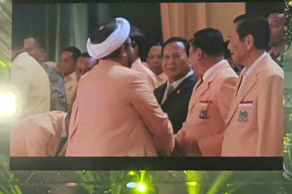 Presiden Joko Widodo (Jokowi) menghadiri penutupan Musyawarah Nasional (Munas) ke XI Partai Golkar di Jakarta Convention Center (JCC), Rabu, 21 Agustus 2024 malam. Jokowi memakai kemeja lengan panjang berwarna kuning.