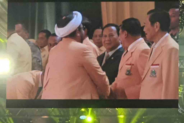 Presiden Joko Widodo (Jokowi) menghadiri penutupan Musyawarah Nasional (Munas) ke XI Partai Golkar di Jakarta Convention Center (JCC), Rabu, 21 Agustus 2024 malam. Jokowi memakai kemeja lengan panjang berwarna kuning.