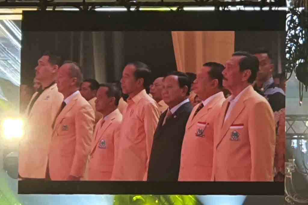 Gibran datang menggunakan batik lengan panjang. Presiden terpilih periode 2024-2029, Prabowo Subianto, juga hadir dalam acara tersebut.