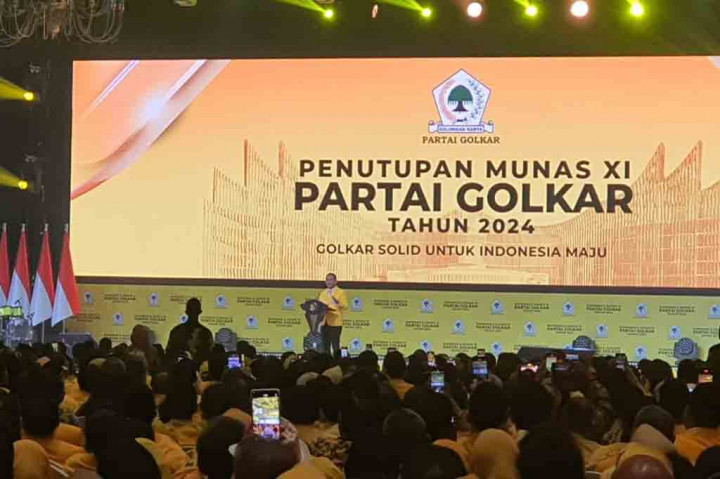 Ketua Umum Partai Golkar Bahlil Lahadalia menyampaikan komentar menggelitik kepada Presiden Joko Widodo (Jokowi) yang hadir di penutupan Musyawarah Nasional (Munas) ke XI Partai Golkar. Bahlil berpikir bahwa Jokowi kader baru Golkar karena mengenakan kemeja lengan panjang berwarna kuning.