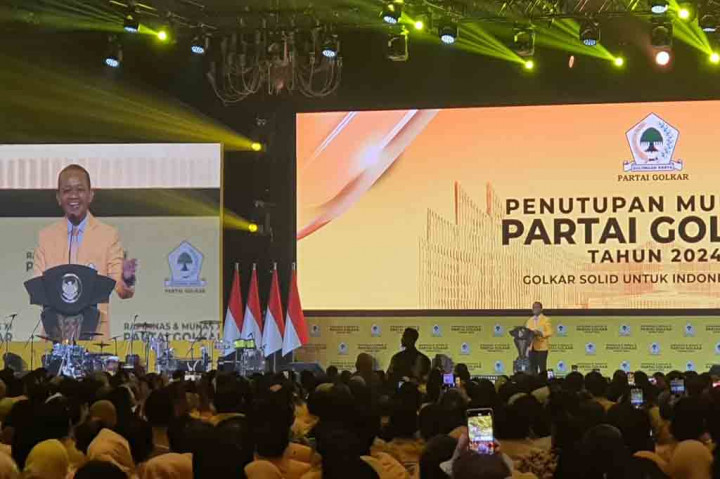 Pernyataan Bahlil itu mengundang tawa para peserta Munas. Bahkan, Jokowi juga tampak tersenyum.