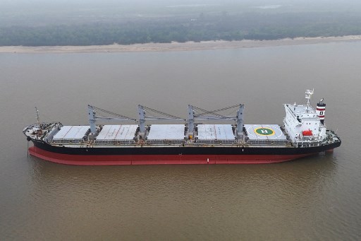 Pemandangan udara kapal pengangkut curah Ina-Lotte berbendera Liberia yang berlabuh di dekat pelabuhan San Lorenzo, provinsi Santa Fe, Argentina, Rabu, 21 Agustus 2024, setelah seorang awak kapal dilaporkan memiliki gejala yang sesuai dengan penyakit mpox. 