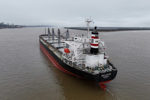 Otoritas kesehatan Argentina memerintahkan isolasi kapal kargo dari Brasil di Sungai Parana setelah seorang awak kapal dilaporkan memiliki gejala yang sesuai dengan penyakit mpox. ABK tersebut kemudian diisolasi dari kru lainnya.