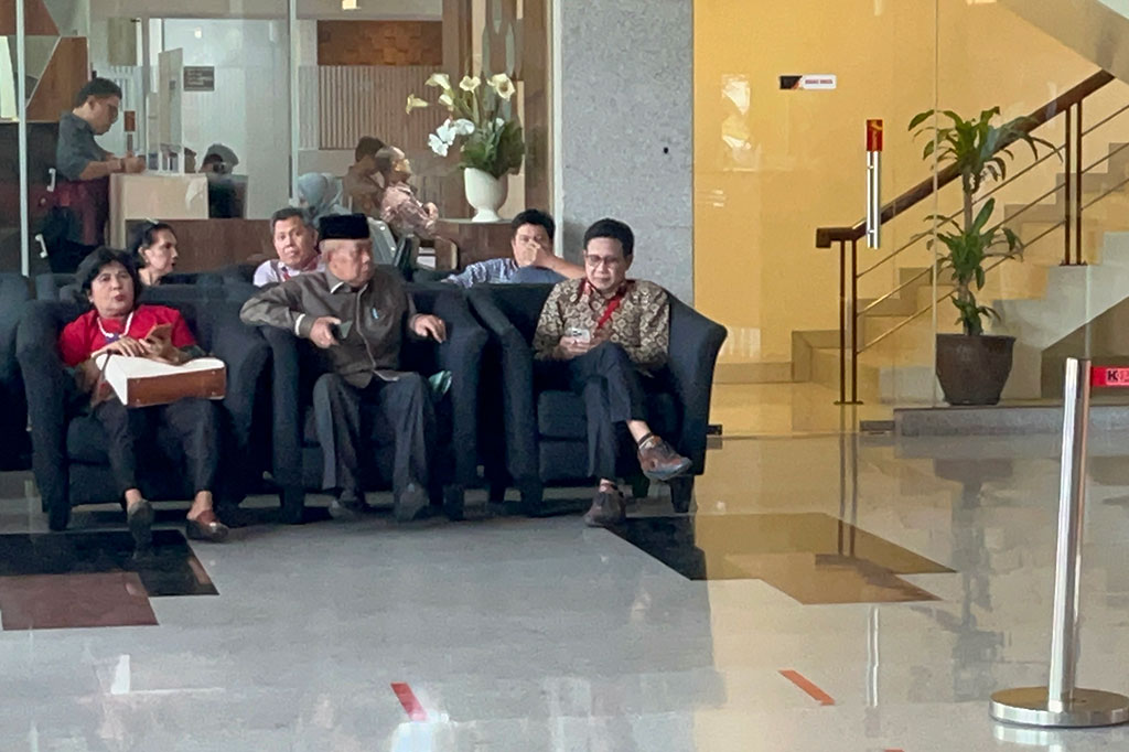 Menurutnya, KPK tidak memerinci pertanyaan yang mau dikonfirmasi penyidik dalam surat pemanggilan. Dia cuma tau pemeriksaan terkait kasus dugaan suap di Jawa Timur.