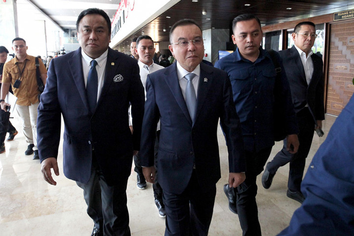 Wakil Ketua DPR Sufmi Dasco Ahmad (tengah) didampingi Wakil Ketua Rahmat Gobel (kiri) meninggalkan ruang rapat paripurna DPR di Gedung Nusantara, Kompleks Parlemen Senayan, Jakarta, Kamis, 22 Agustus 2024.