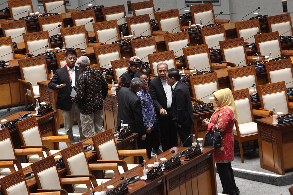 Rapat paripurna yang sedianya membahas pengesahan revisi Undang-Undang Pilkada tersebut akhirnya ditunda karena rapat tidak memenuhi kuorum.