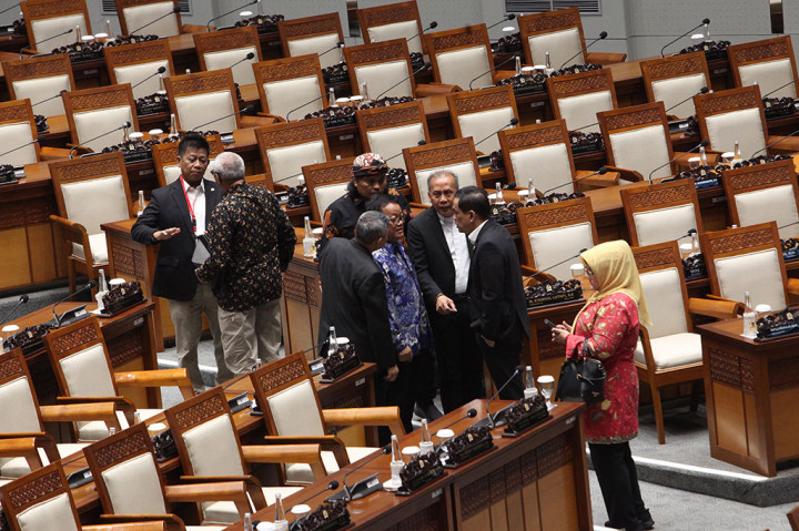 Rapat paripurna yang sedianya membahas pengesahan revisi Undang-Undang Pilkada tersebut akhirnya ditunda karena rapat tidak memenuhi kuorum.