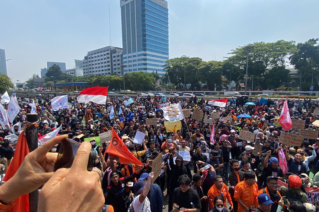 Massa memadati depan gedung DPR/MPR RI, Jakarta Pusat, Kamis, 22 Agustus 2024, untuk menyampaikan aspirasi terkait pengawalan dan tuntutan terkait dua putusan krusial Mahkamah Konstitusi terkait tahapan pencalonan kepala daerah.