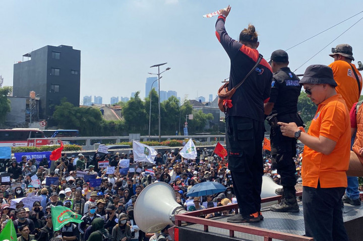 Massa unjuk rasa terdiri dari elemen buruh, Partai Buruh, mahasiswa dan elemen masyarakat lainnya. Mereka tampak masih tertib dalam melakukan unjuk rasa dengan poin aksi untuk mengawal Putusan Mahkamah Konstitusi (MK) Nomor 60/PUU/XXII/2024 dan 70/PUU-XXII/2024.