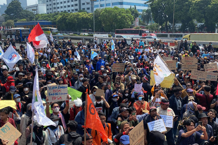 Pantauan Medcom.id, massa memadati depan gedung DPR hingga menutup Jalan Gatot Subroto. Alhasil arus lalulintas dialihkan ke jalur yang lain. Pihak keamanan terus berjaga untuk mengamankan aksi demo siang hari ini.