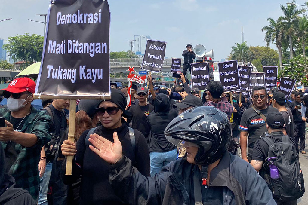 Massa membawa sejumlah spanduk dan poster bertuliskan tentang demokrasi dan mengawal keputusan MK. Beberapa poster bertuliskan 'Demokrasi Mati Ditangan Tukang Kayu', 'Jokowi Perusak Demokrasi', 'DPR Pembangkang Konstitusi', 'Negara Disandera, Saatnya Bersuara'.