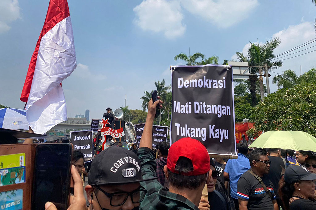 Massa melakukan aksi demonstrasi untuk menolak upaya DPR RI menggelar rapat paripurna yang akan menyetujui pengesahan RUU Pilkada menjadi undang-undang.
