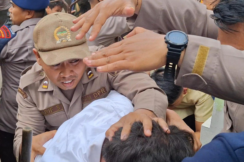 Pimpinan Badan Legislatif (Baleg) DPR RI dilempari botol air mineral oleh massa aksi tolak Revisi Undang-Undang (RUU) Pemilihan Kepala Daerah (Pilkada). Hal ini terjadi saat pimpinan Baleg menemui massa aksi di depan Gedung DPR.