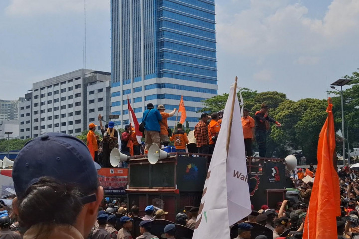 Tiga anggota DPR sempat berdialog dengan Presiden Partai Buruh Said Iqbal. Kemudian mereka akhirnya memberanikan diri untuk menemui massa aksi.