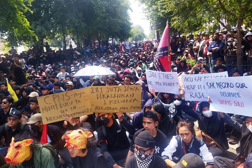 Ribuan massa aksi berjalan kaki dari Tempat Parkir Abu Bakar Ali menuju Gedung DPRD DIY dan Istana Kepresidenan Gedung Agung Yogyakarta, Kamis, 22 Agustus 2024. Dengan memakai pakaian serba hitam, mereka menyuarakan penolakan terhadap RUU Pilkada.