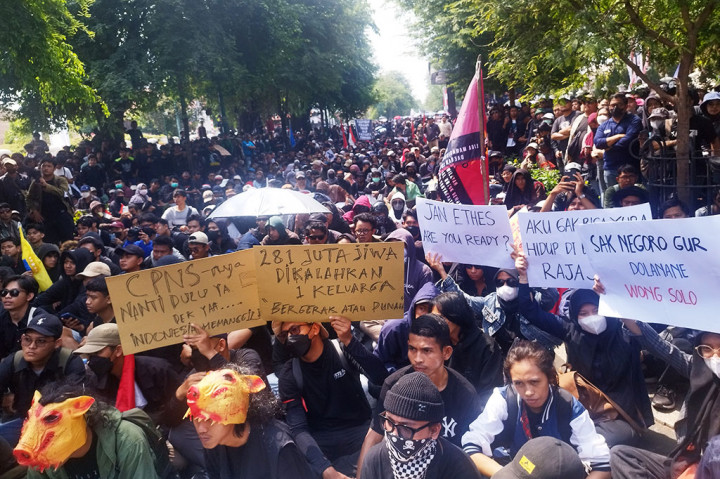 Ribuan massa aksi berjalan kaki dari Tempat Parkir Abu Bakar Ali menuju Gedung DPRD DIY dan Istana Kepresidenan Gedung Agung Yogyakarta, Kamis, 22 Agustus 2024. Dengan memakai pakaian serba hitam, mereka menyuarakan penolakan terhadap RUU Pilkada.