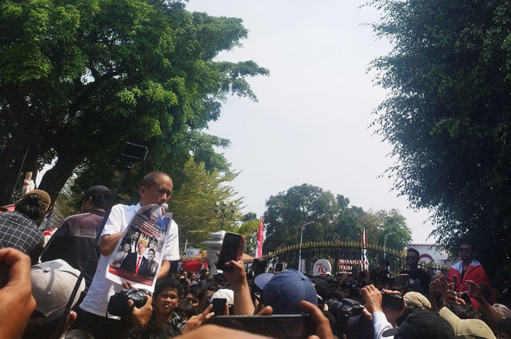 Salah satu orator dalam aksi tersebut, Masduki mengingatkan, DPR RI akan melakukan pembangkangan terhadap demokrasi melalui rapat paripurna pengesahan RUU Pilkada. Apabila RUU tersebut disahkan, politik dinasti Joko Widodo akan bertahan karena akan membuat Kaesang Pangarep dibolehkan mencalonkan diri dalam pilkada.