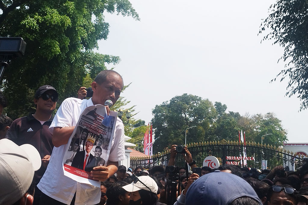 Ia mengatakan, kalau anggota DPRD punya hati nurani, punya jiwa kebangsaan, dan komitmen terhadap demokrasi, mereka harus bergabung bersama rakyat.