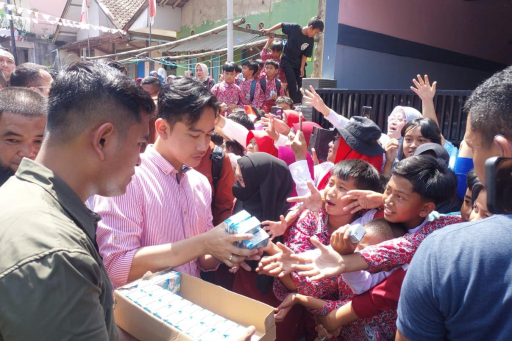 Wakil Presiden (Wapres) terpilih, Gibran Rakabuming Raka bagi-bagi susu kepada masyarakat Desa Wangunsari, Kecamatan Lembang, Kabupaten Bandung Barat, Kamis, 22 Agustus 2024.