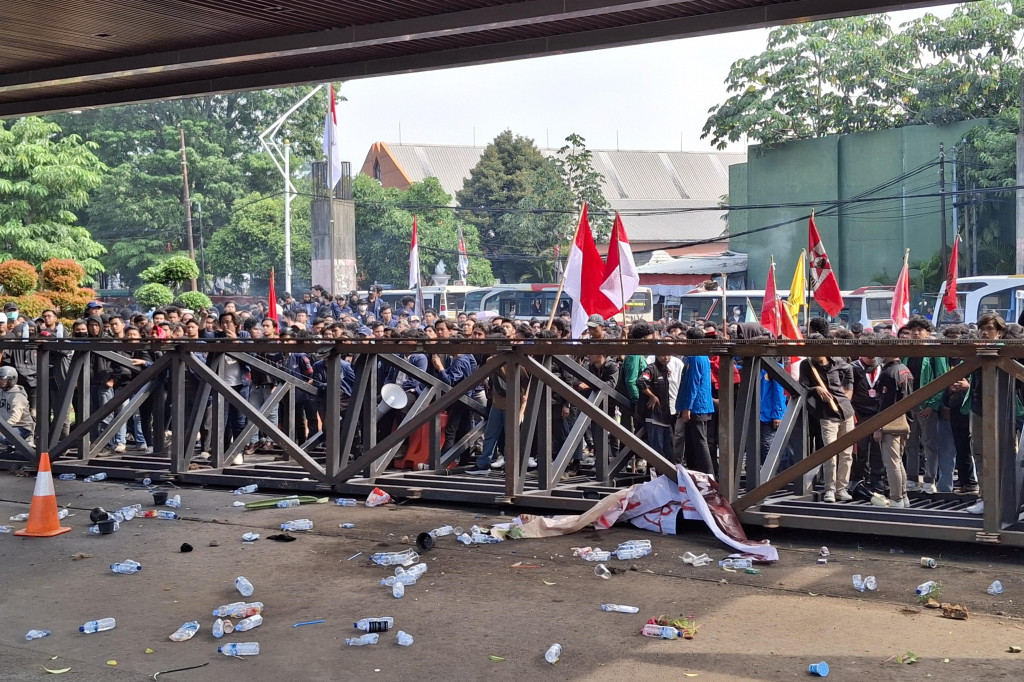 Pantaun Medcom.id, gerbang tersebut tampak romboh. Massa aksi masih berada di belakang gerbang.
