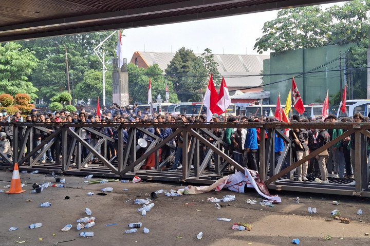 Pantaun Medcom.id, gerbang tersebut tampak romboh. Massa aksi masih berada di belakang gerbang.
