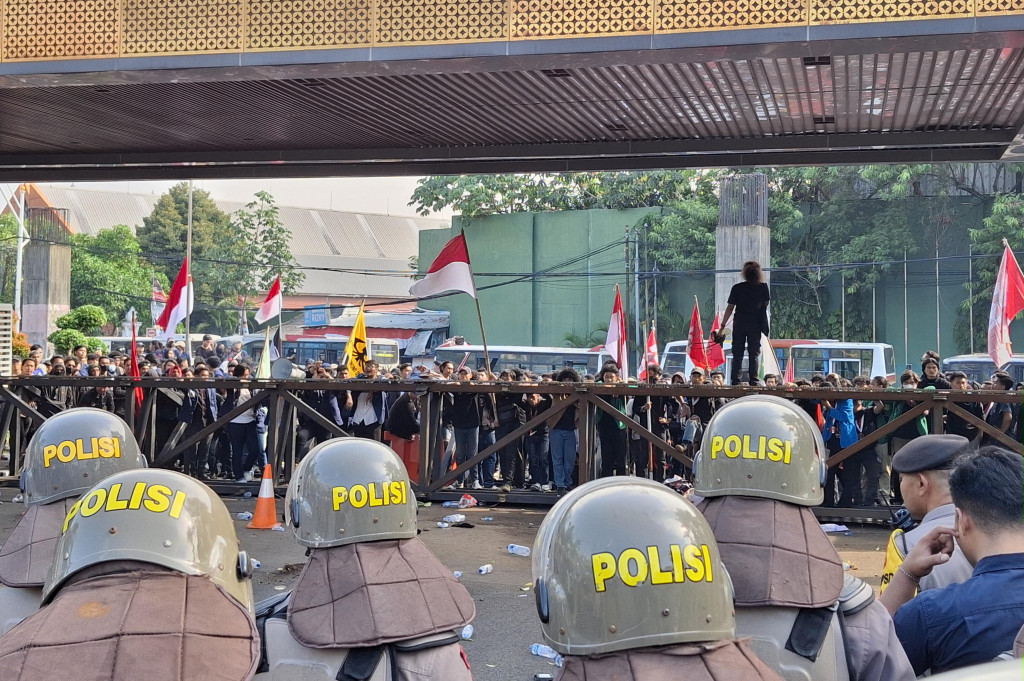 Gerbang Pancasila Gedung DPR didobrak oleh massa aksi yang menolak Revisi Undang-Undang (RUU) Pemilihan Kepala Daerah (Pilkada). Gerbang tersebut terletak di belakang Gedung DPR di Jalan Gelora Lapangan Tembak Senayan.