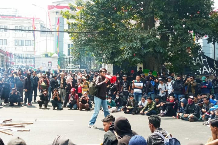Ribuan mahasiswa Bandung berunjuk rasa di Jalan Diponegoro, depan Kantor DPRD Jawa Barat, Kamis, 22 Agustus 2024. Massa yang tergabung dalam Forum Rakyat Gugat Negara itu menyerukan penolakan Revisi Undang-Undang Pilkada oleh DPR RI. Mereka berasal dari sejumlah perguruan tinggi di Kota dan Kabupaten Bandung.
