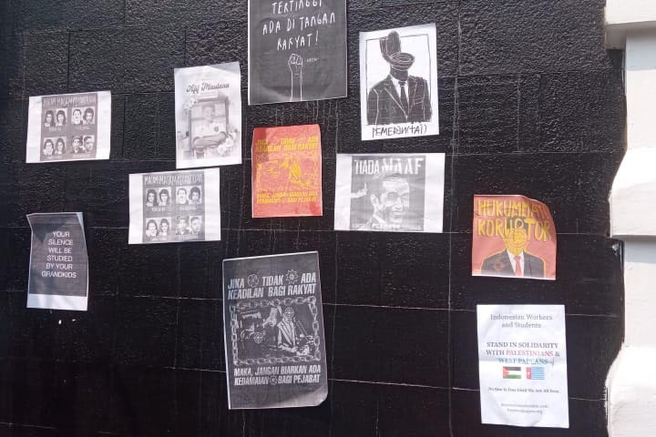 Selain soal revisi UU Pilkada, mahasiswa juga mengkritisi sejumlah masalah di Tanah Air. Mulai dari kasus penganiayaan Afif Maulana, remaja di Padang yang tewas di tangan polisi, korupsi, perburuhan dan
penolakan pada Joko Widodo.