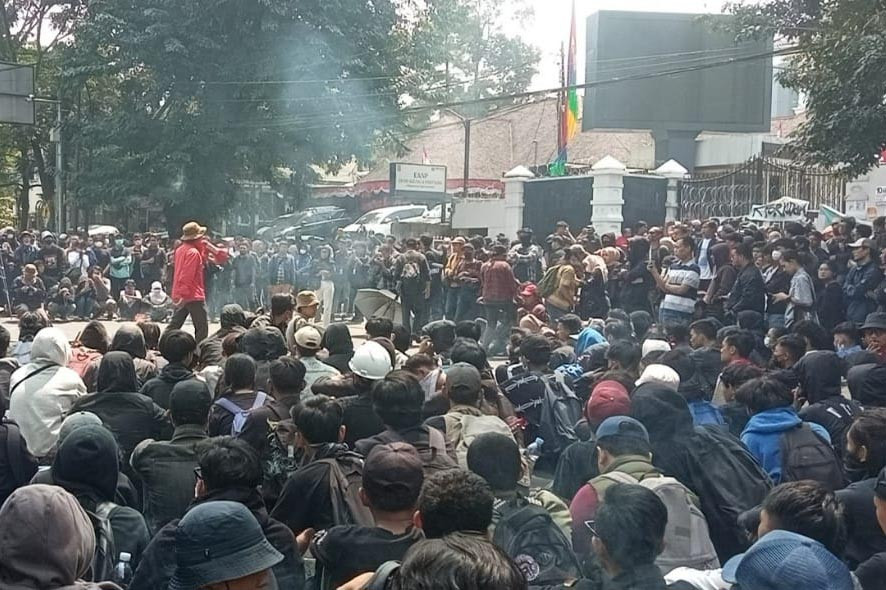 Aksi juga diisi dengan orasi dan membakar kayu, spanduk, pembatas jalan serta benda lain yang mereka temukan. Mahasiswa juga menempelkan pamflet berisi kecamatan dan protes di tembok pagar DPRD Jawa Barat. Massa kompak menggunakan pakaian serbahitam.